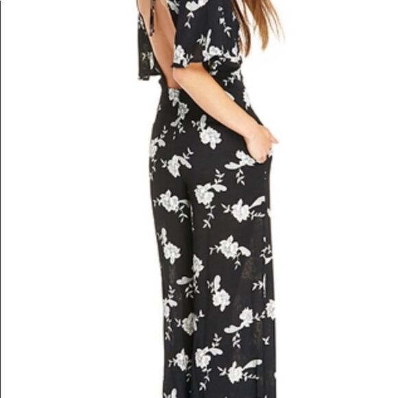 Black floral pattern romper. - Picture 8 of 8